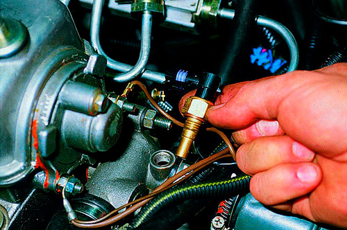 Какие функции выполняет датчик температуры охлаждающей жидкости?